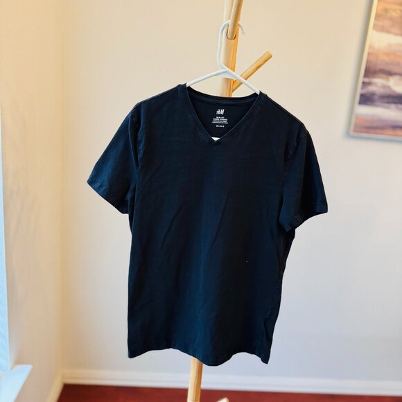 H&M Black V-Neck Slim Fit T-Shirt – Size Large (Fits Like Medium) - Picture 1 of 3